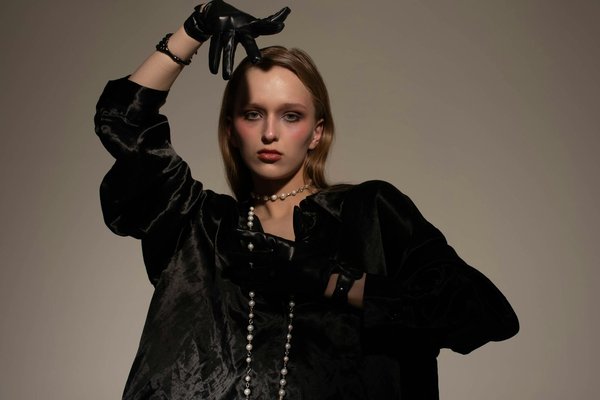 What Tips Can Help You Layer Necklaces Like a Pro for an Edgy UK Look?