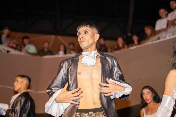 What are the Secrets to Styling a Tweed Blazer for a Contemporary Look?